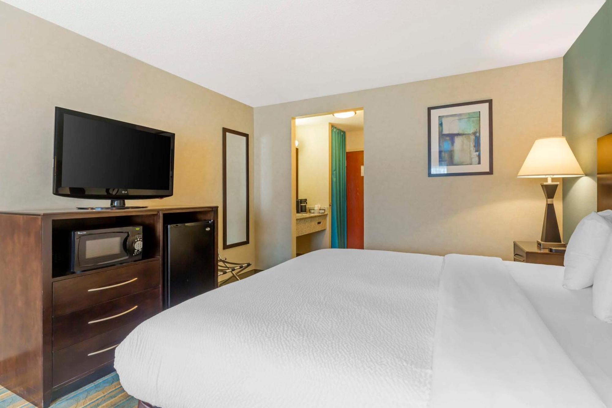 Best Western Plus Berkshire Hills Inn & Suites Pittsfield Exterior photo