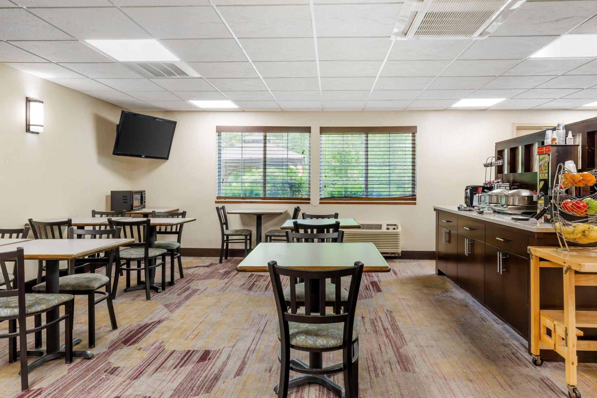 Best Western Plus Berkshire Hills Inn & Suites Pittsfield Exterior photo