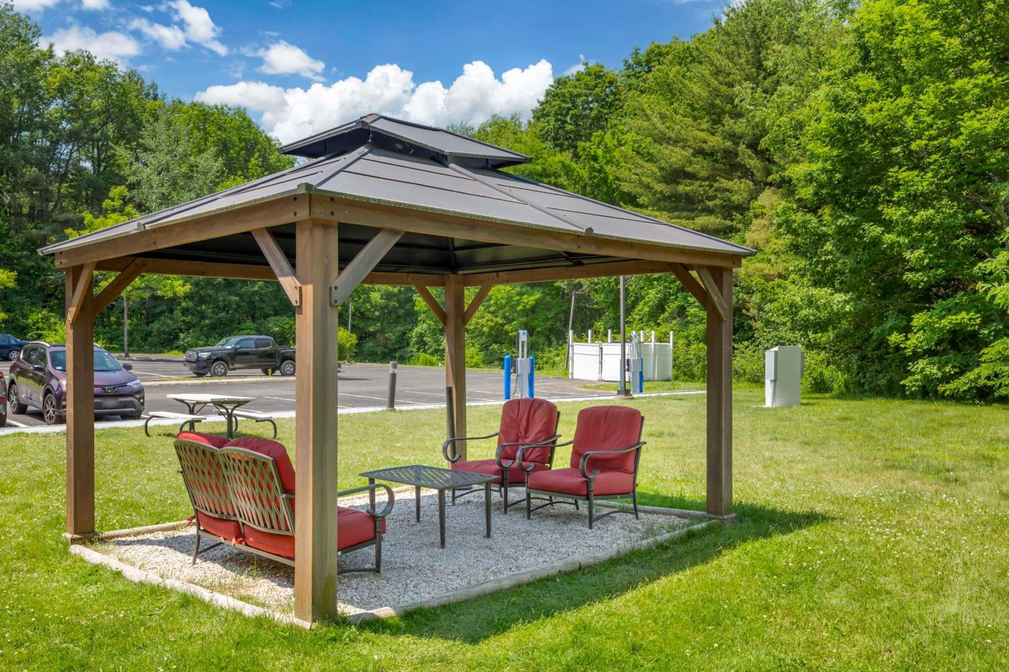 Best Western Plus Berkshire Hills Inn & Suites Pittsfield Exterior photo