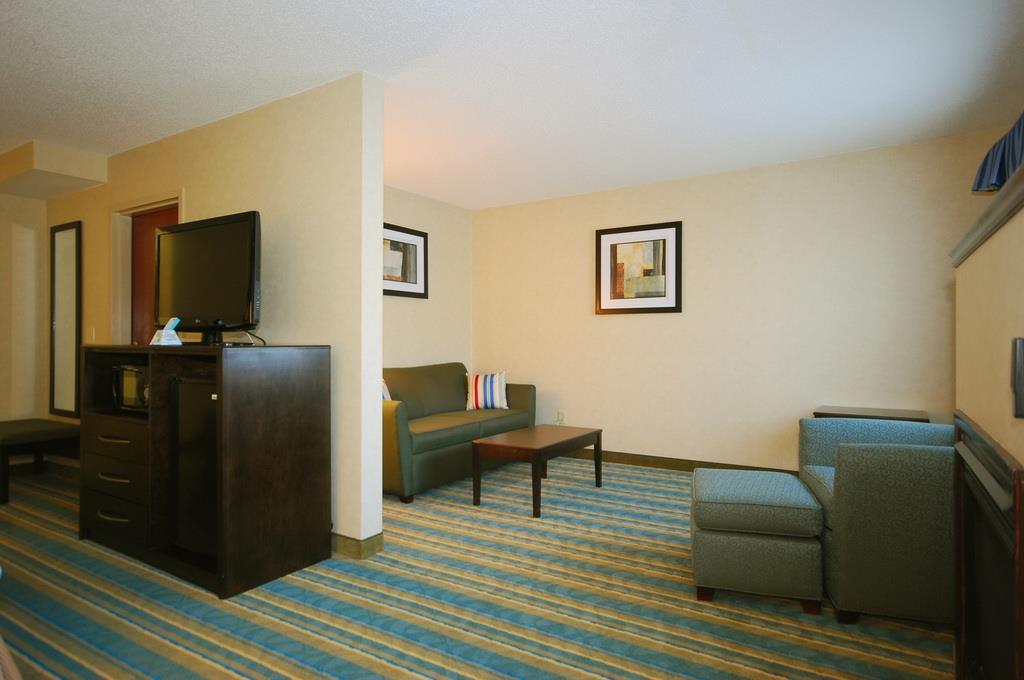 Best Western Plus Berkshire Hills Inn & Suites Pittsfield Room photo